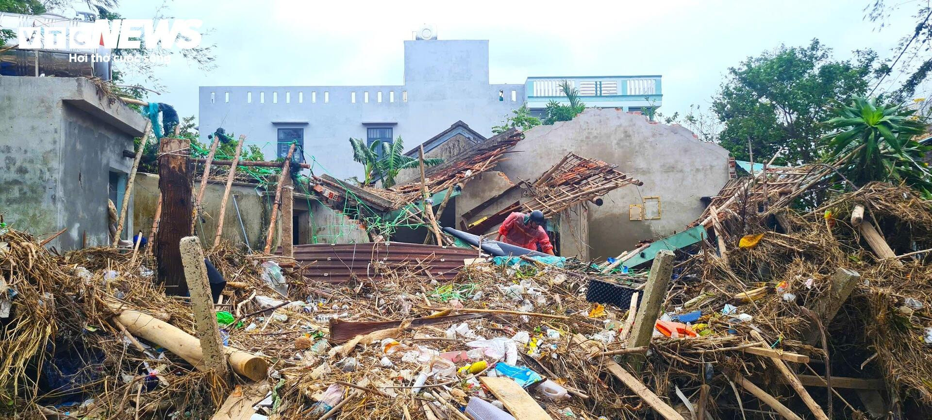 Khung cảnh hoang tàn, nhếch nhác tại vùng trũng nhất ở Tuy Hòa sau lũ dữ - 1