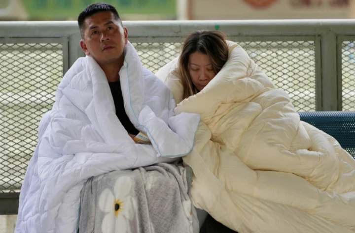 Suốt đêm qua, nhiều người tại khu vực này không thể chợp mắt vì lo lắng. (Ảnh: Reuters)