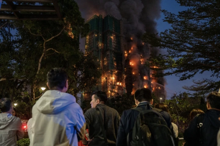 Người dân theo dõi vụ cháy từ xa. (Ảnh: Reuters)