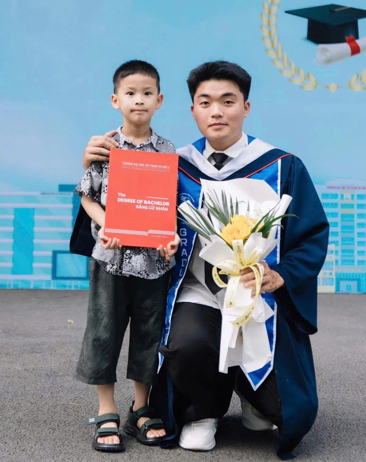 Phúc Sơn chụp ảnh cùng cháu nhỏ dịp tốt nghiệp đại học (Ảnh: NVCC)