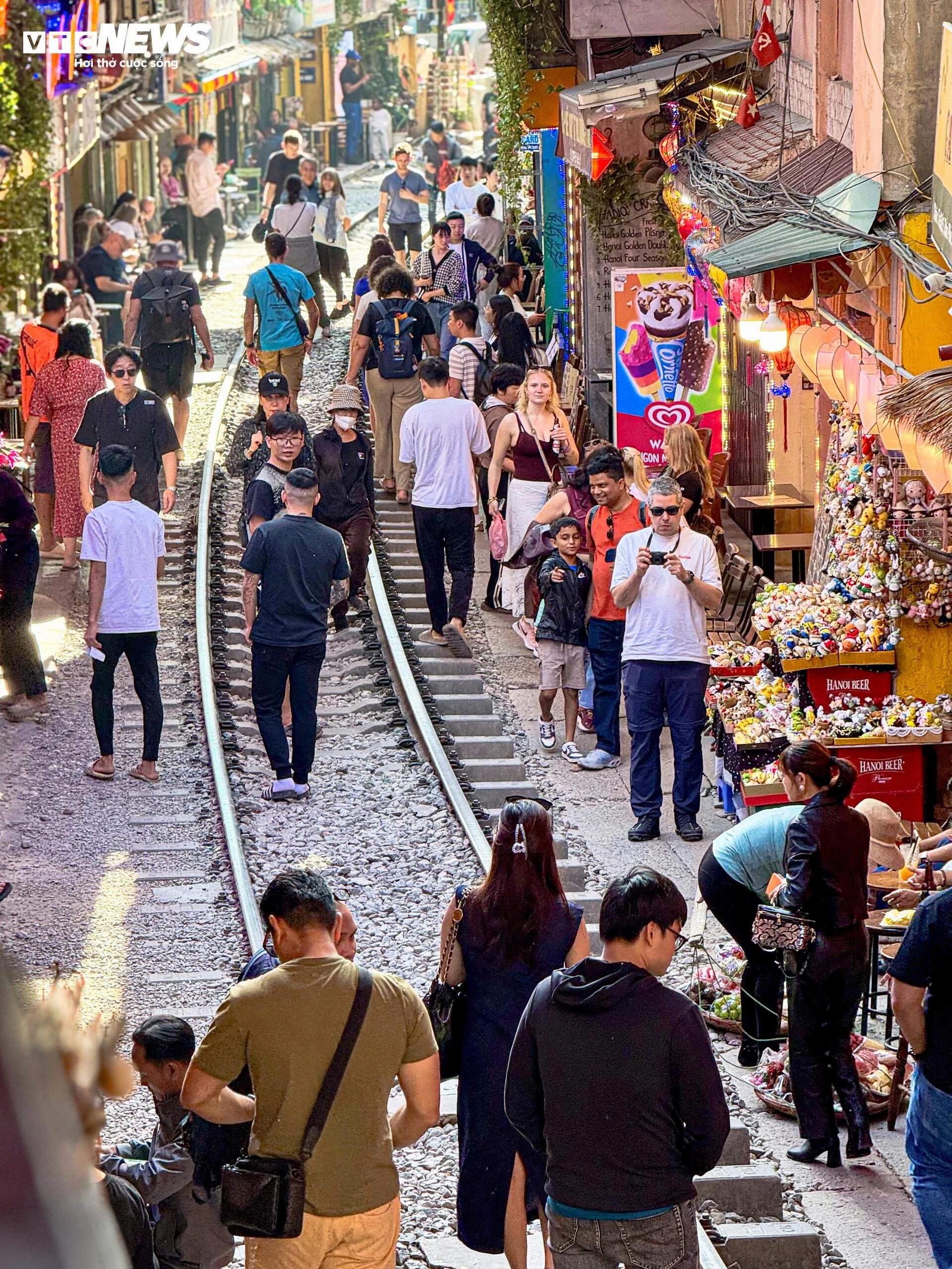 Sau giải tỏa, phố cà phê đường tàu Thủ đô nhộn nhịp, bàn ghế tràn sát đường ray - 12