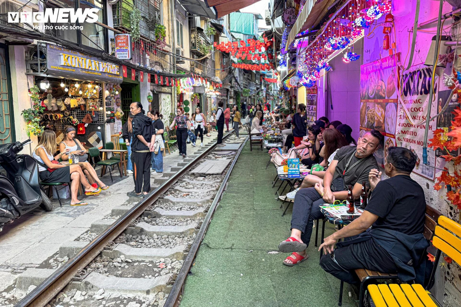 Sau giải tỏa, phố cà phê đường tàu Thủ đô nhộn nhịp, bàn ghế tràn sát đường ray - 3