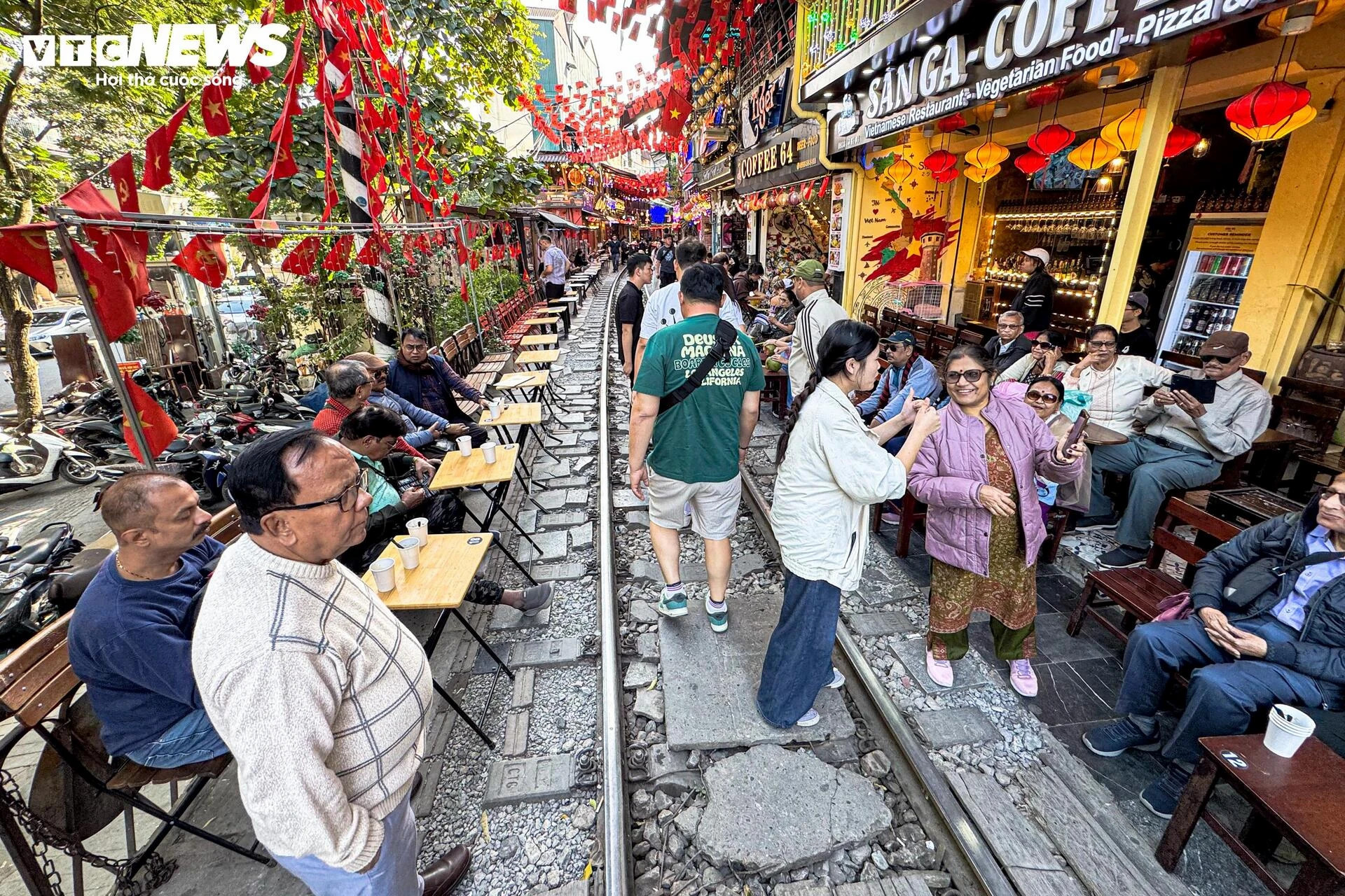 Sau giải tỏa, phố cà phê đường tàu Thủ đô nhộn nhịp, bàn ghế tràn sát đường ray - 10