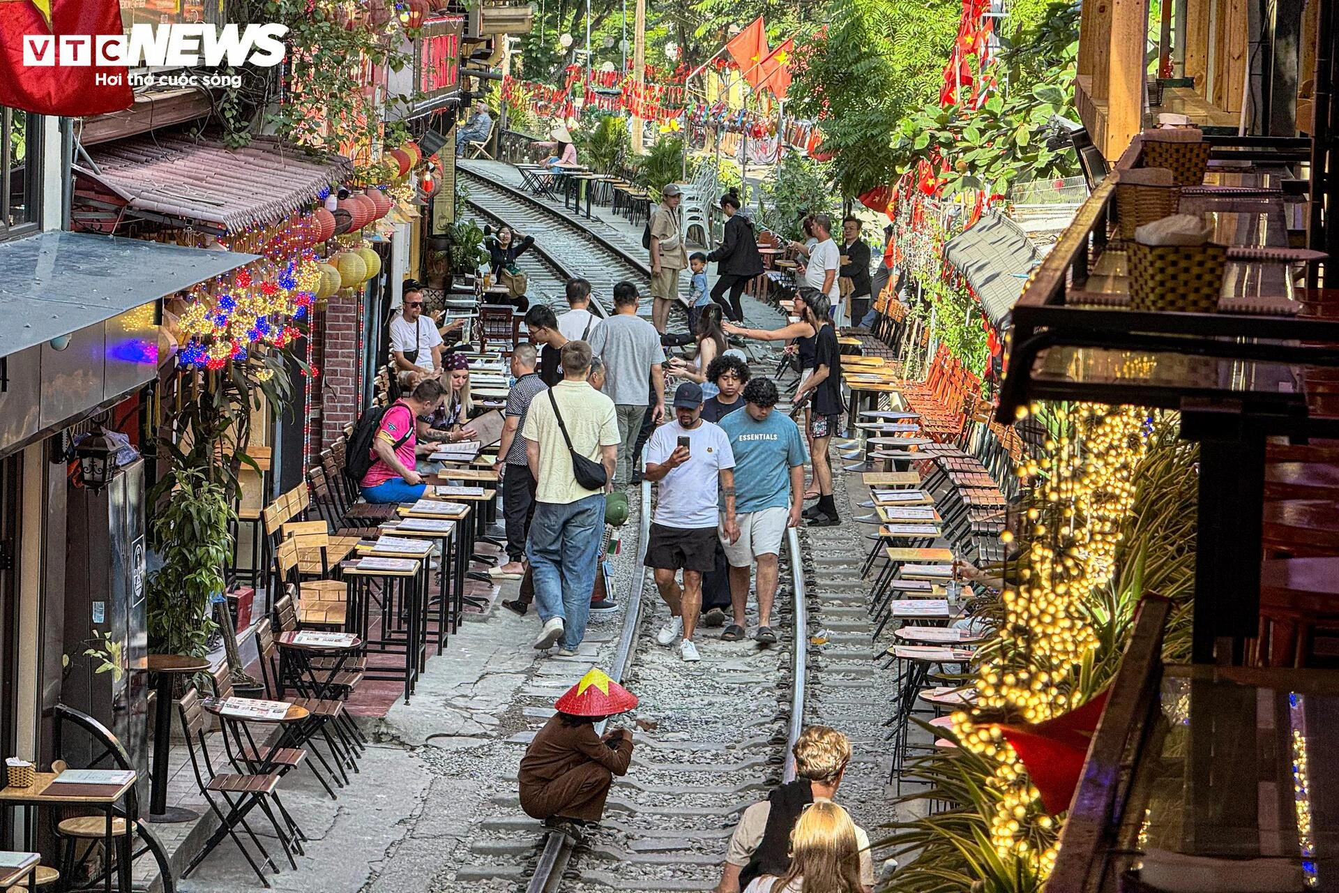 Sau giải tỏa, phố cà phê đường tàu Thủ đô nhộn nhịp, bàn ghế tràn sát đường ray - 14