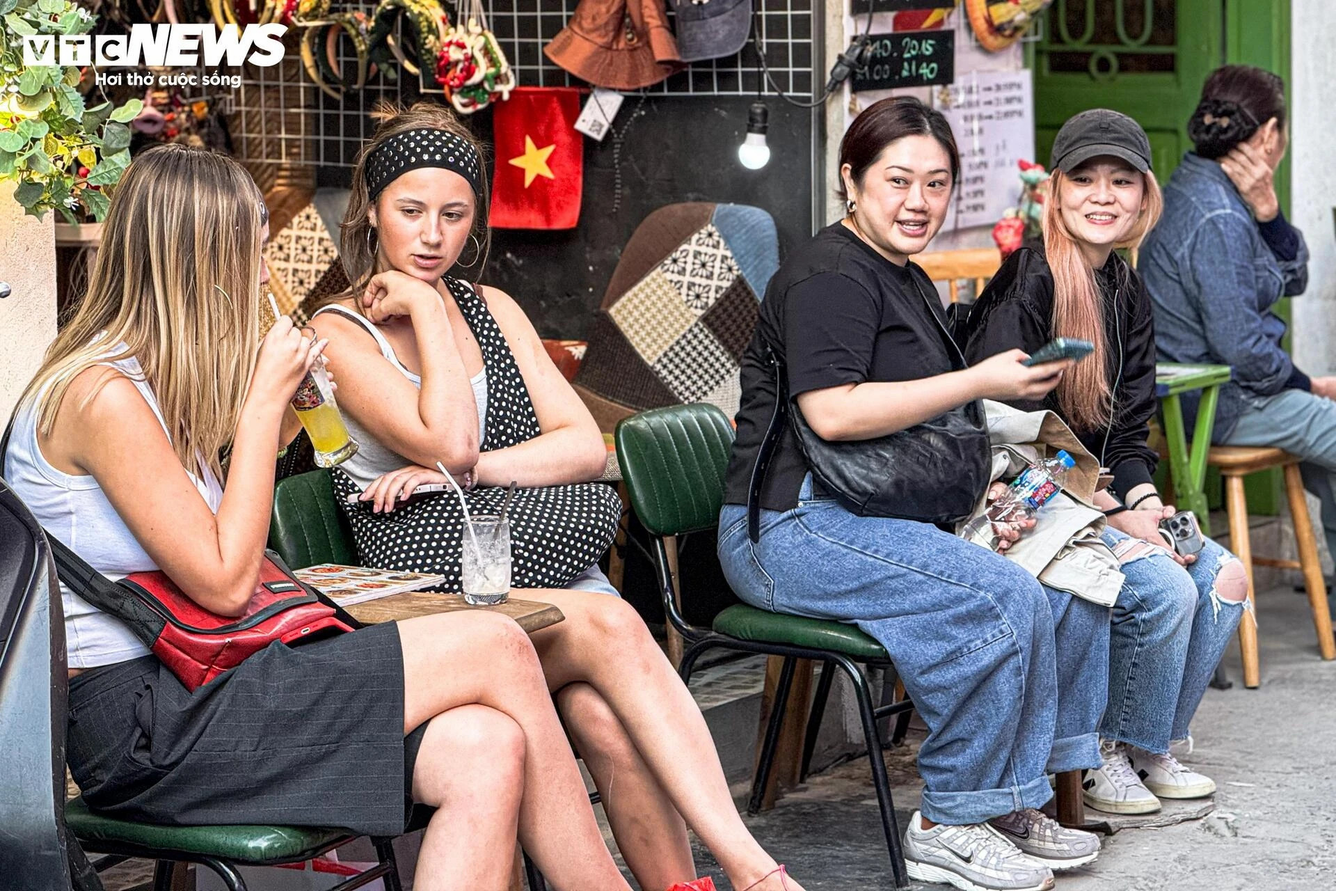 Sau giải tỏa, phố cà phê đường tàu Thủ đô nhộn nhịp, bàn ghế tràn sát đường ray - 4