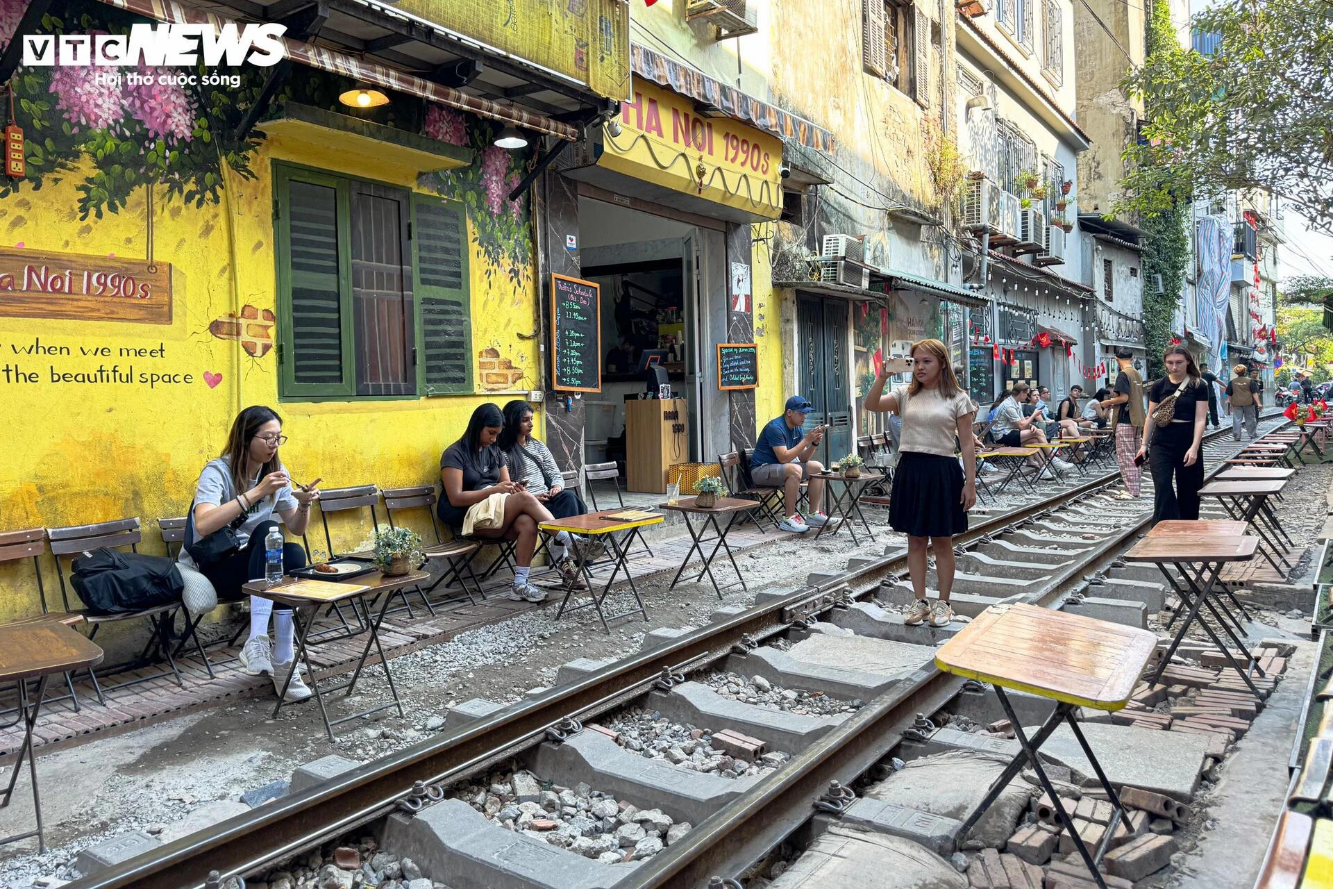 Sau giải tỏa, phố cà phê đường tàu Thủ đô nhộn nhịp, bàn ghế tràn sát đường ray - 8