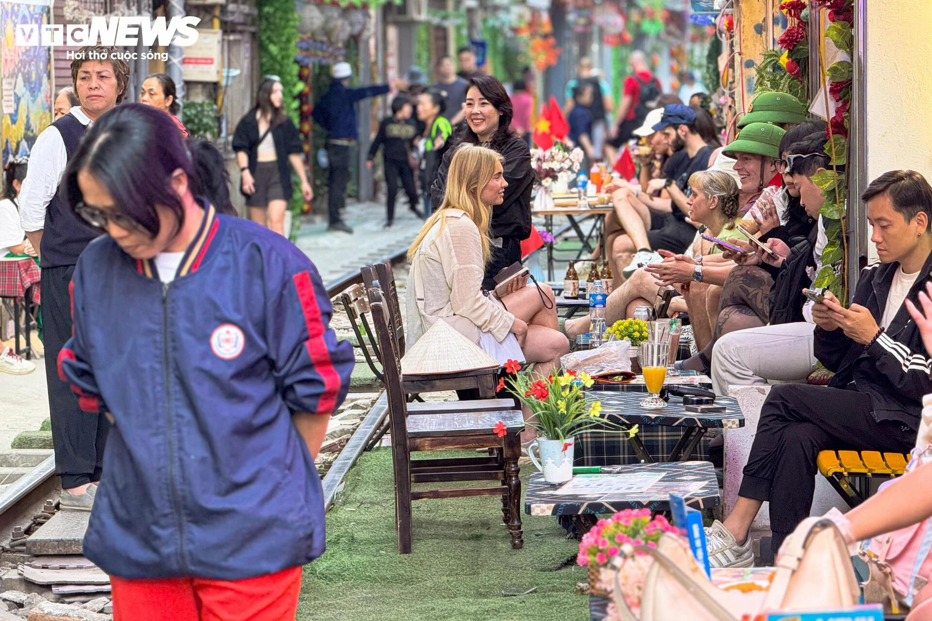 Sau giải tỏa, phố cà phê đường tàu Thủ đô nhộn nhịp, bàn ghế tràn sát đường ray - 7