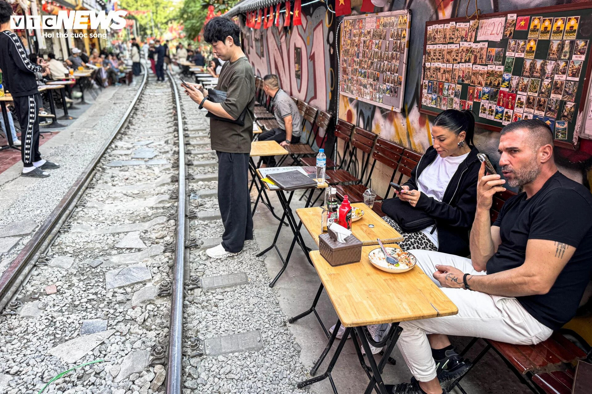 Sau giải tỏa, phố cà phê đường tàu Thủ đô nhộn nhịp, bàn ghế tràn sát đường ray - 11
