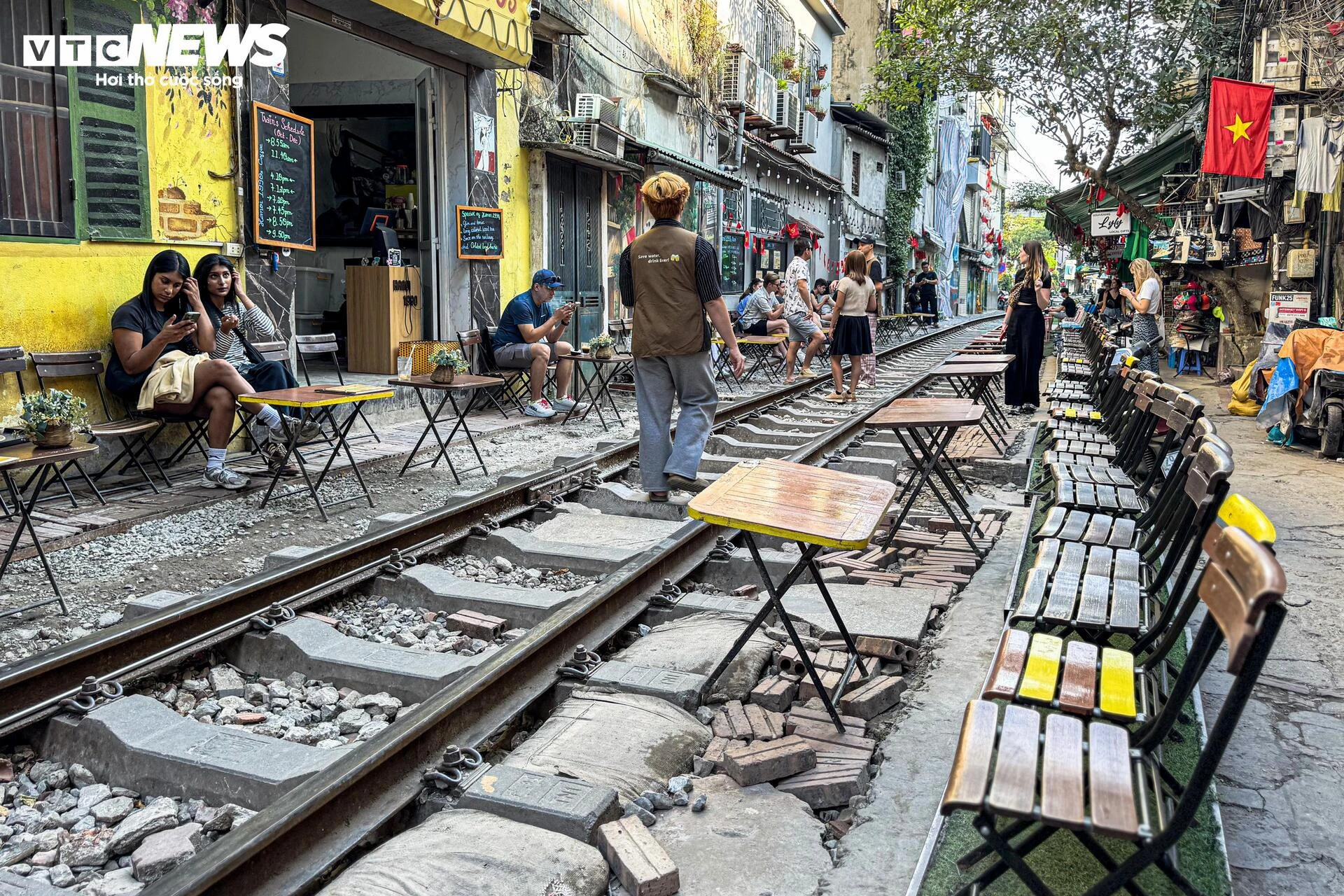 Sau giải tỏa, phố cà phê đường tàu Thủ đô nhộn nhịp, bàn ghế tràn sát đường ray - 5