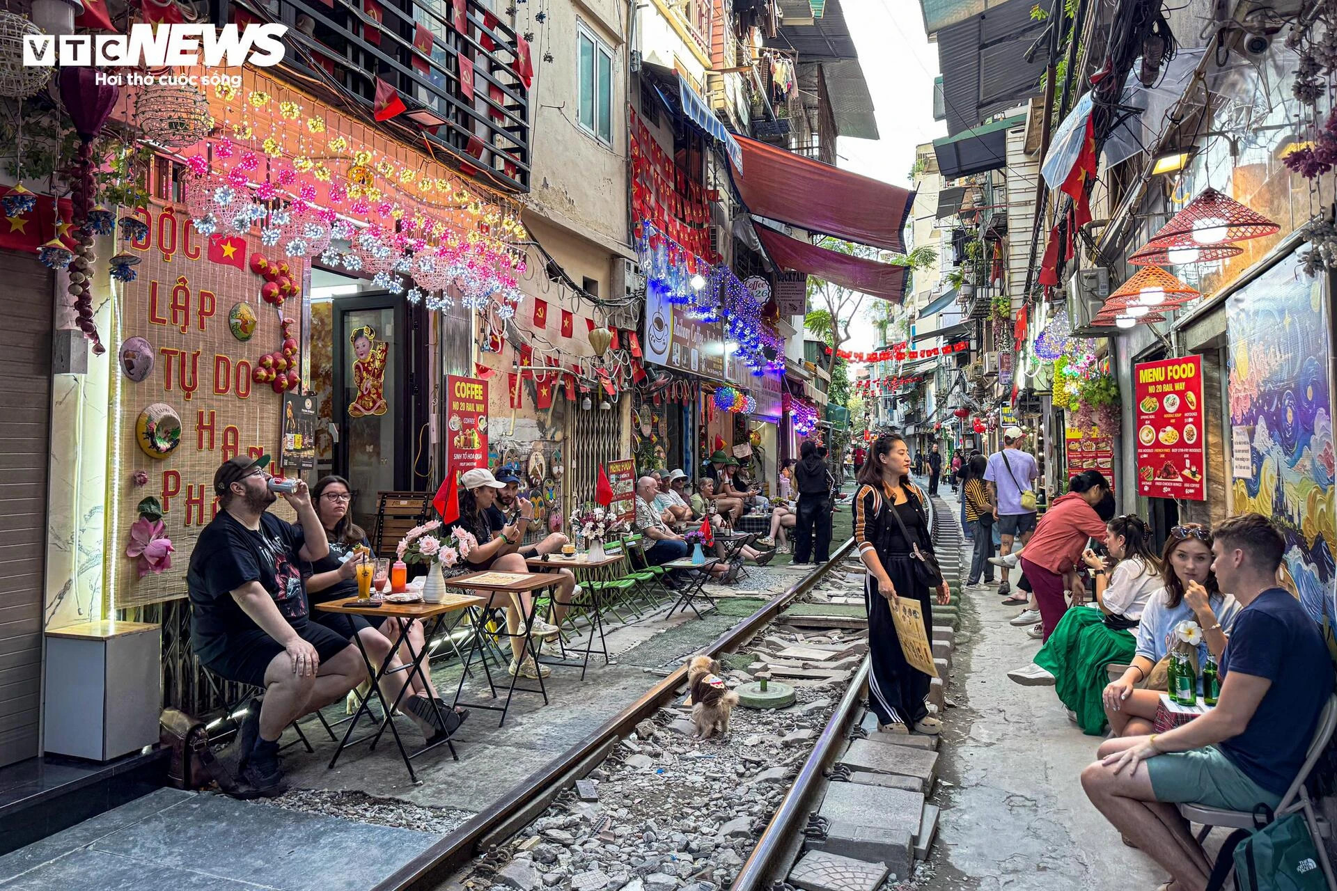 Sau giải tỏa, phố cà phê đường tàu Thủ đô nhộn nhịp, bàn ghế tràn sát đường ray - 6