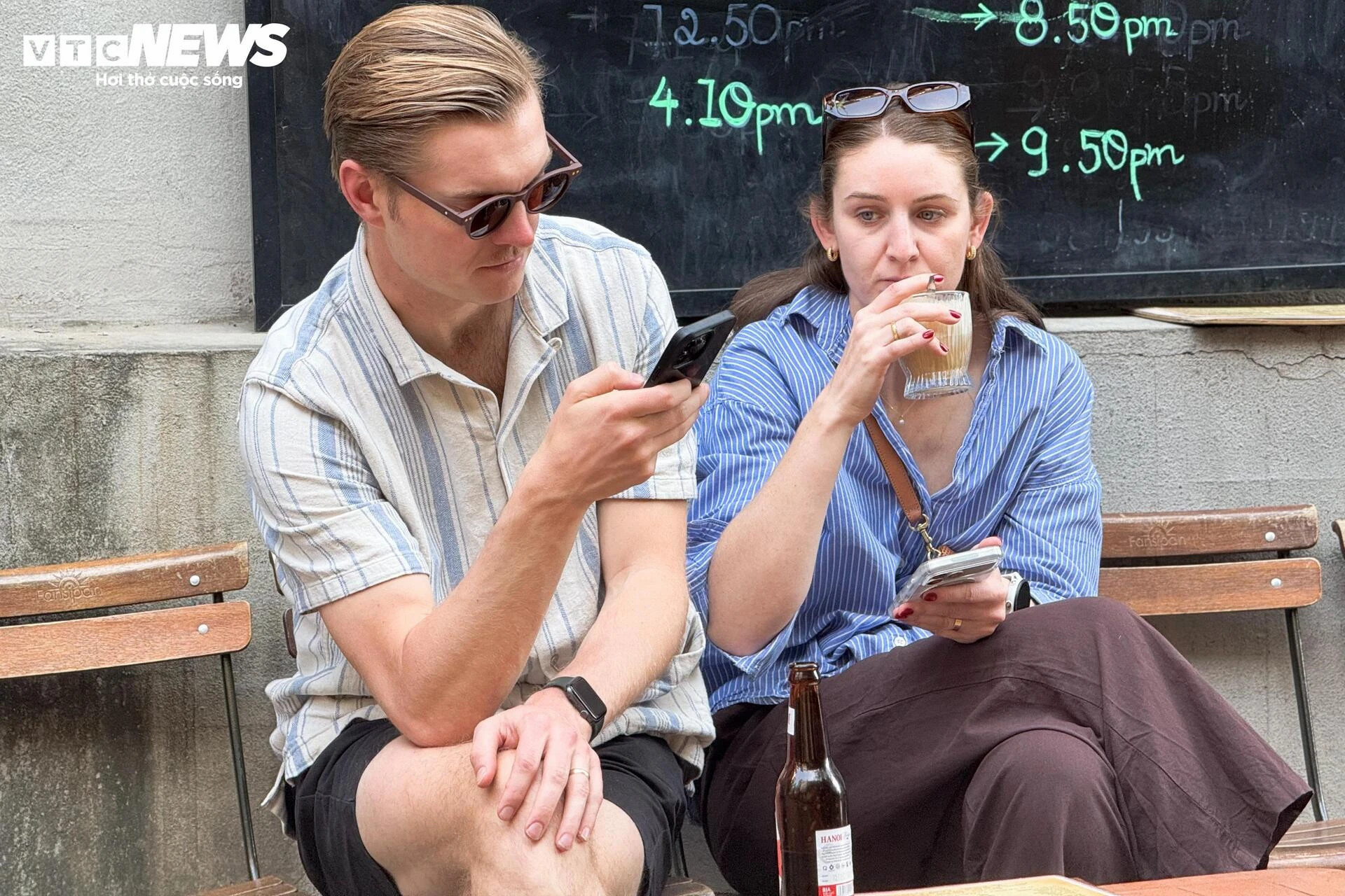 Sau giải tỏa, phố cà phê đường tàu Thủ đô nhộn nhịp, bàn ghế tràn sát đường ray - 9