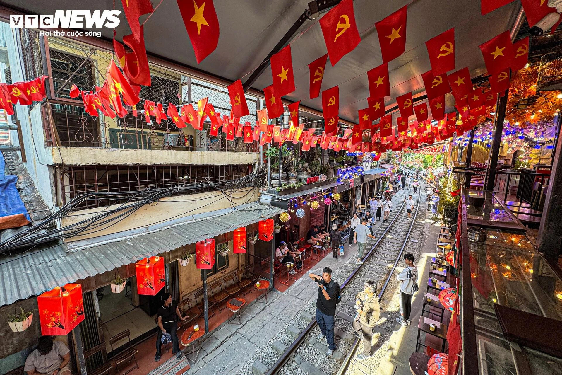 Sau giải tỏa, phố cà phê đường tàu Thủ đô nhộn nhịp, bàn ghế tràn sát đường ray - 1