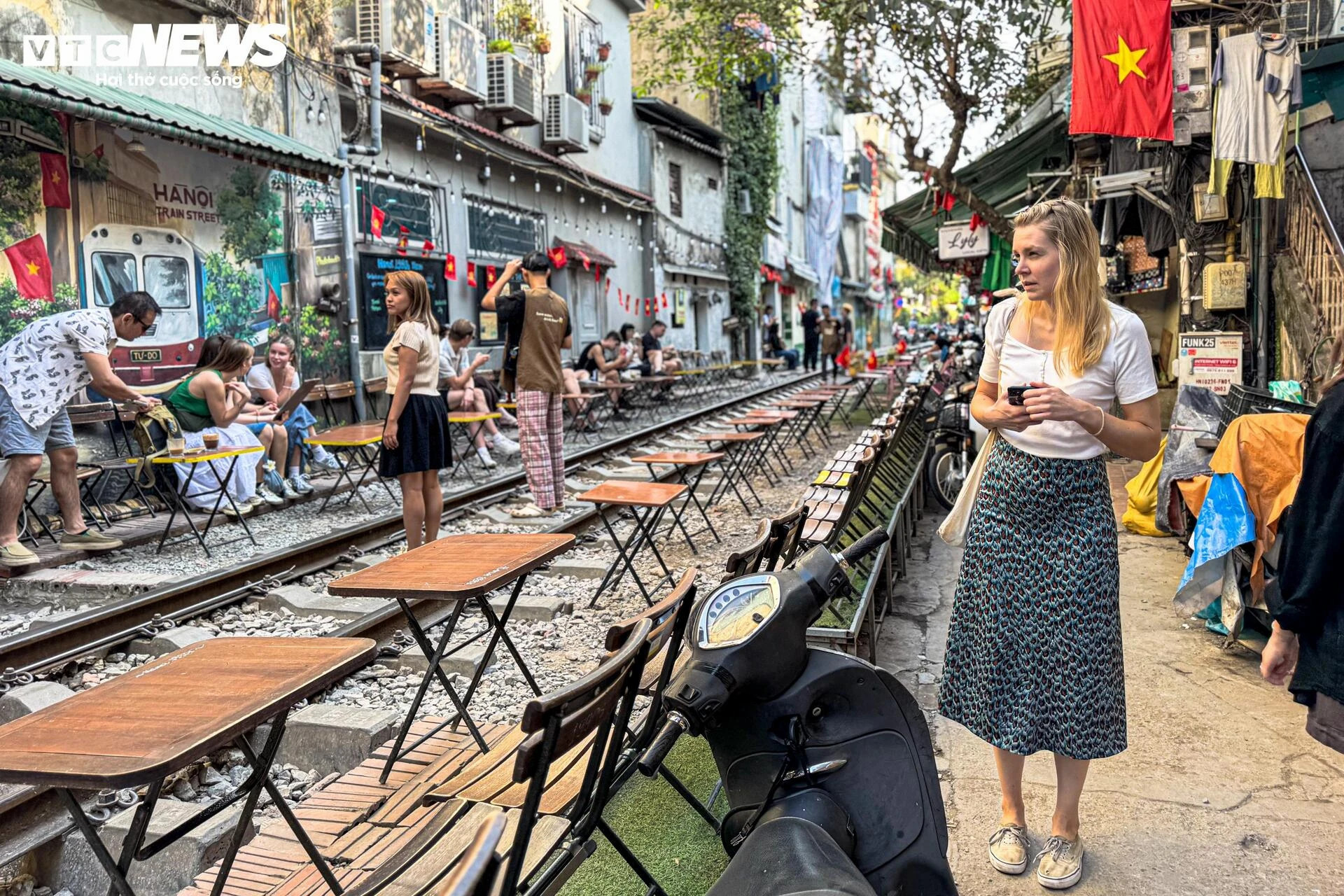 Sau giải tỏa, phố cà phê đường tàu Thủ đô nhộn nhịp, bàn ghế tràn sát đường ray - 2