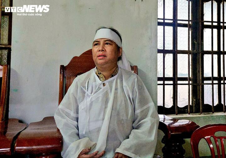 Bà Mịn đã có 7 ngày trông ngóng, tìm chồng rồi phải chấp nhận sự thật và lập bàn thờ.