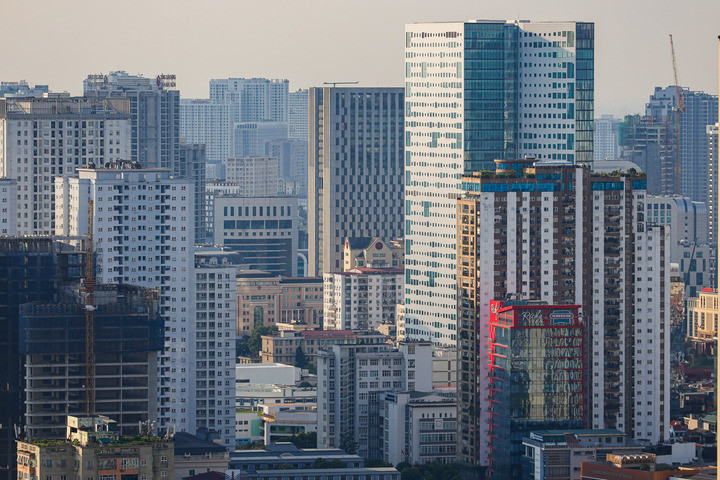 Doanh nghiệp, người dân lo thêm gánh nặng tài chính. (Ảnh: Minh Đức).