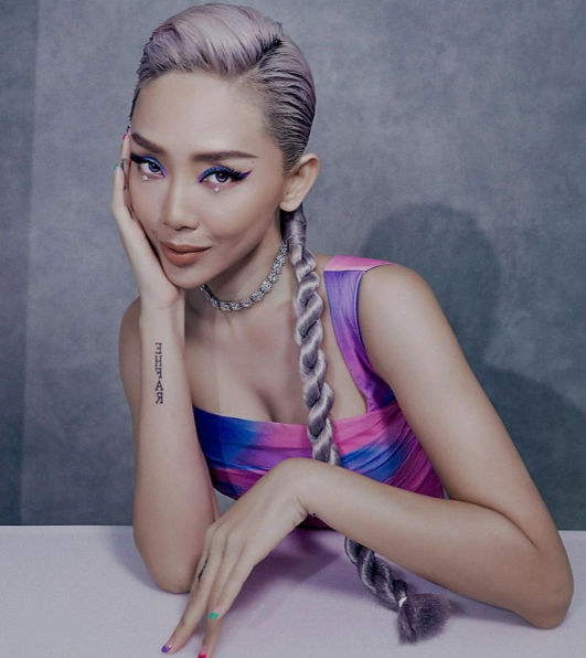 Cận hình xăm đôi 10 năm với người cũ khiến Tóc Tiên cắn răng đi xóa dù đau điếng