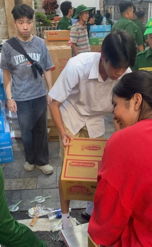 Con trai Cường Đô La Hồ Ngọc Hà hỗ trợ bà con vùng lũ đại gia phố núi hé lộ điều đặc biệt