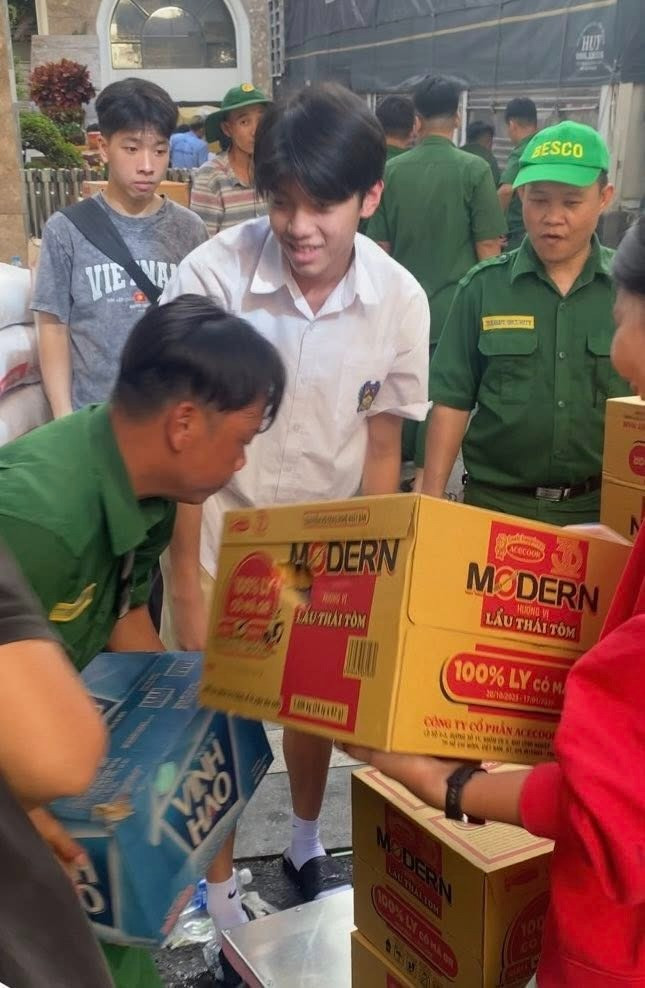 Con trai Cường Đô La  Hồ Ngọc Hà hỗ trợ bà con vùng lũ đại gia phố núi hé lộ điều đặc biệt