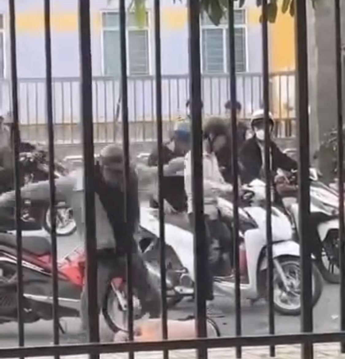 Đoạn clip 19 giây gây phẫn nộ ở Tây Ninh và hành vi bạo lực gây xôn xao - Ảnh 2.