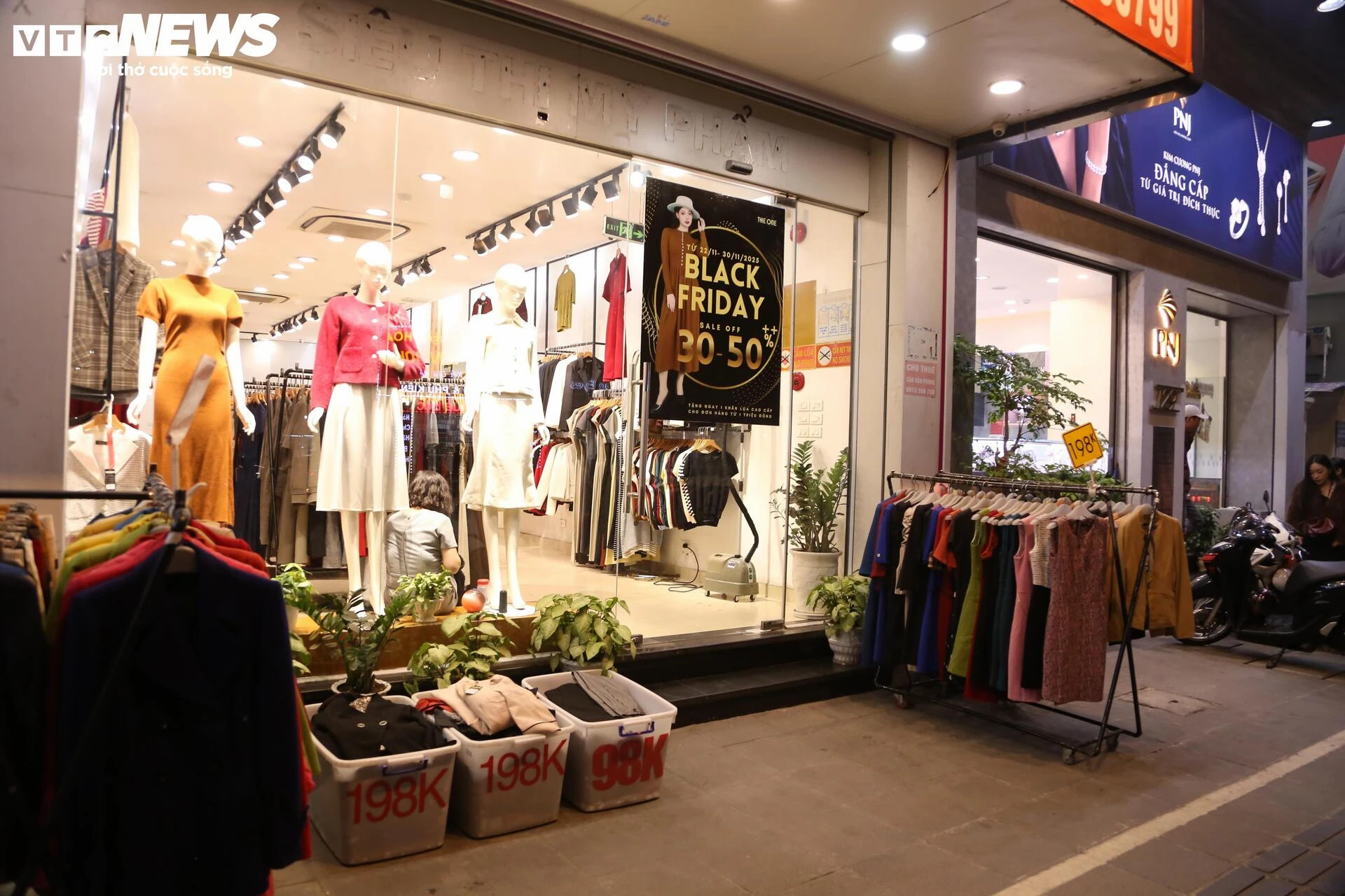 La liệt hàng giảm giá ngày Black Friday, khách vẫn èo uột - 6