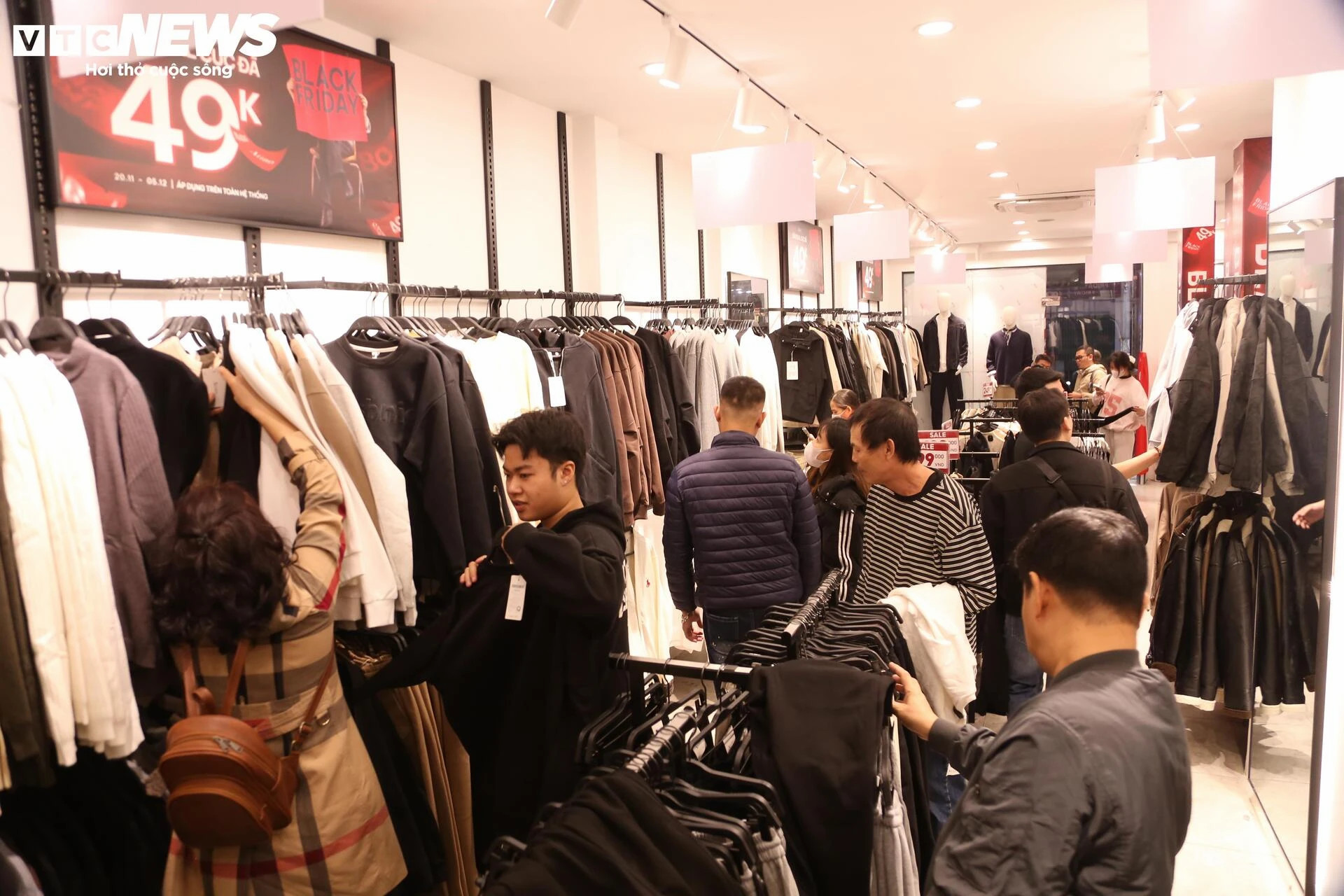 La liệt hàng giảm giá ngày Black Friday, khách vẫn èo uột - 4