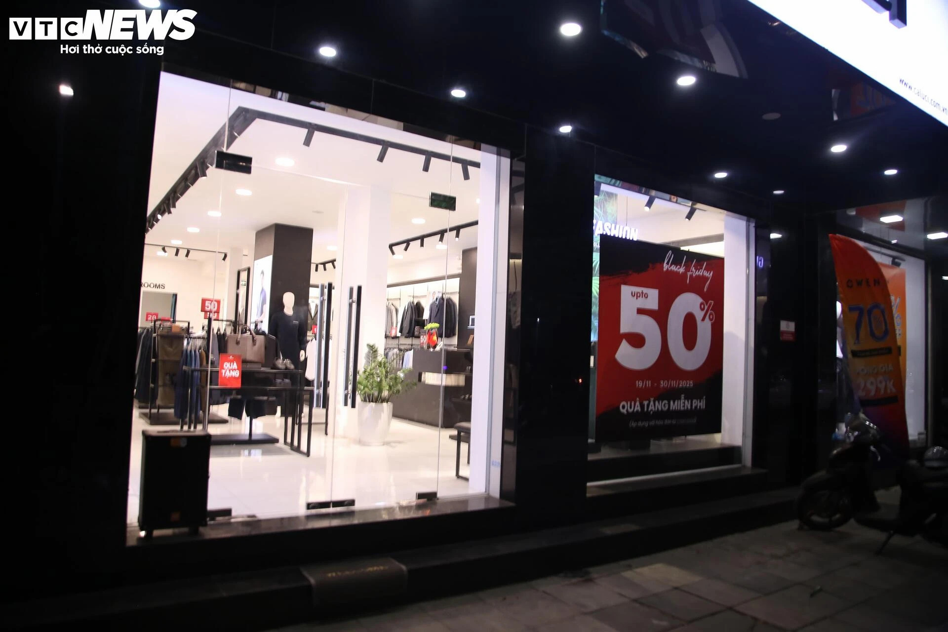 La liệt hàng giảm giá ngày Black Friday, khách vẫn èo uột - 9