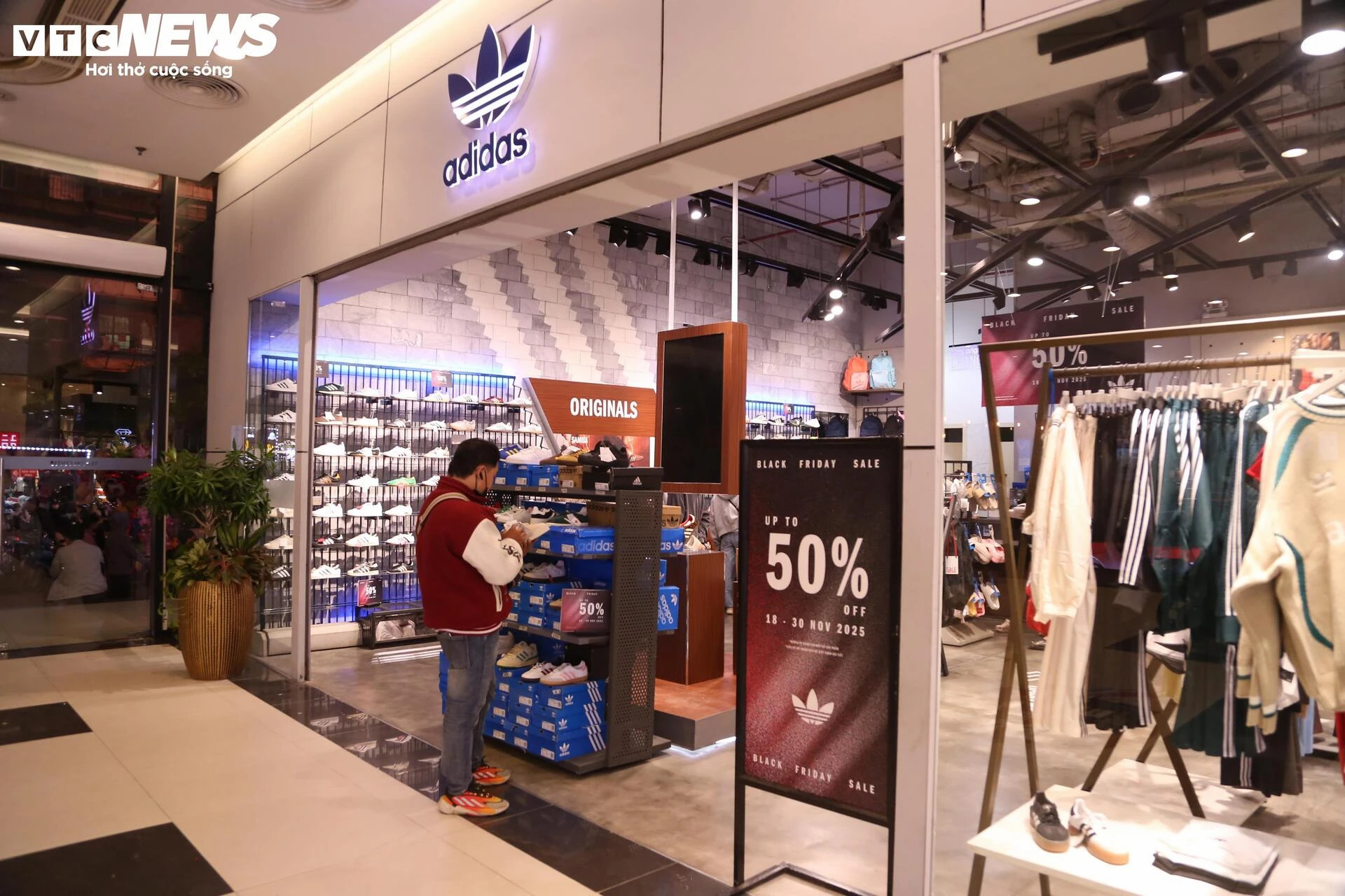 La liệt hàng giảm giá ngày Black Friday, khách vẫn èo uột - 13