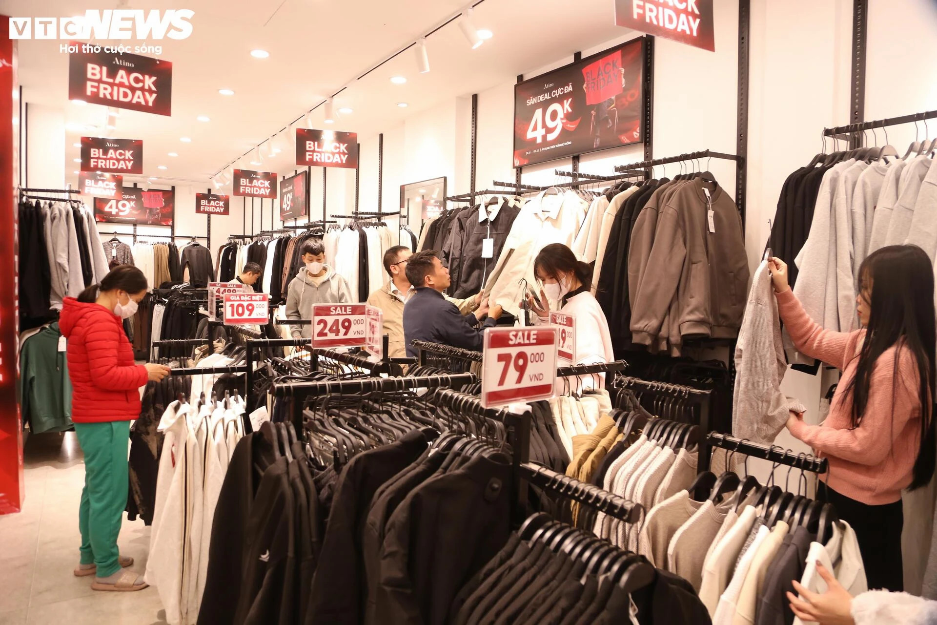 La liệt hàng giảm giá ngày Black Friday, khách vẫn èo uột - 3