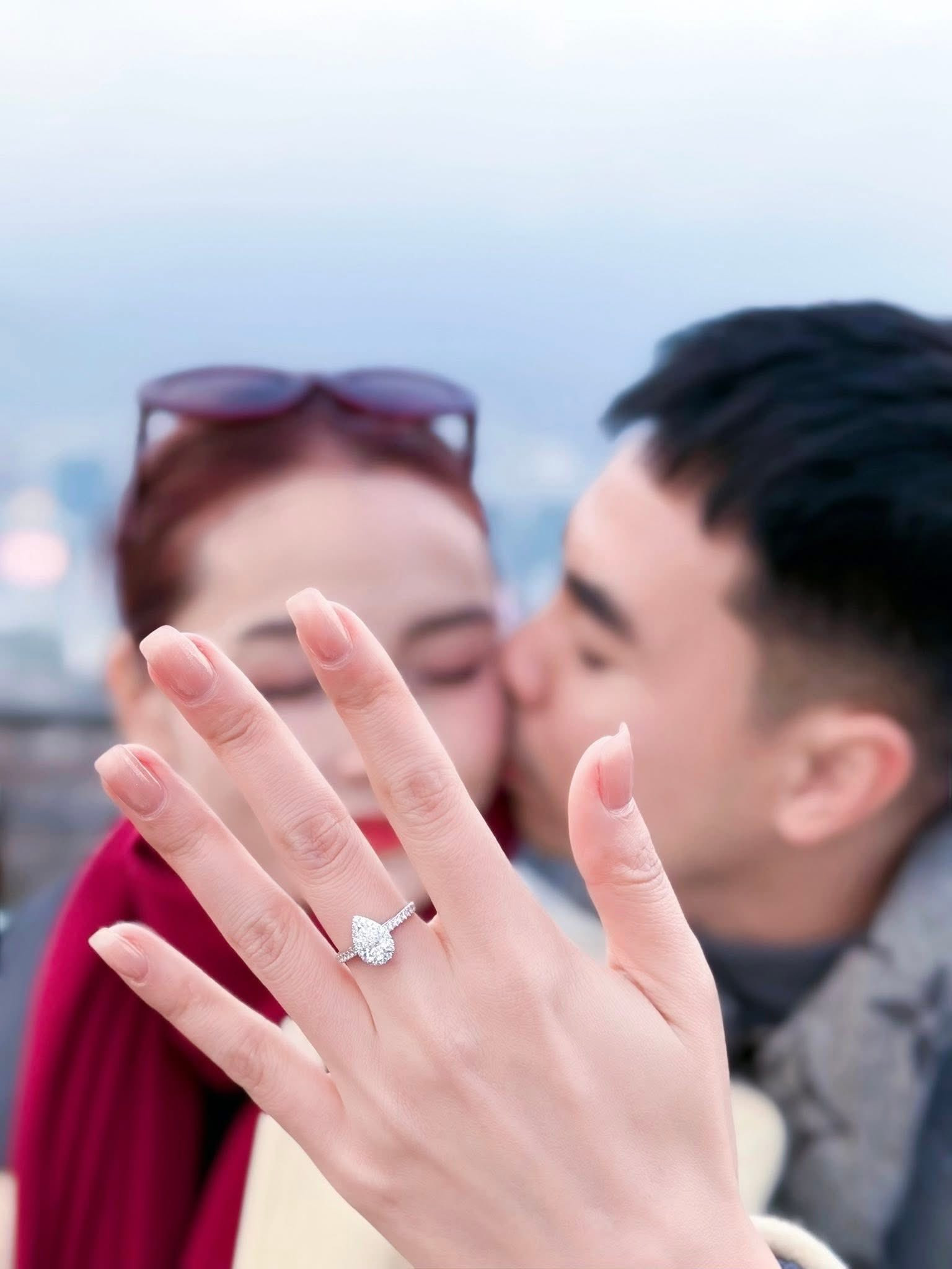 MC nổi tiếng VTV khoe được cầu hôn ở Hàn Quốc thân thế nhà trai gây bất ngờ