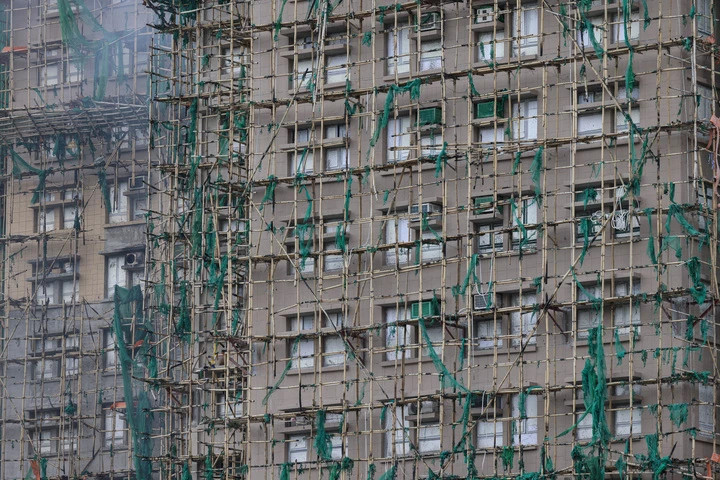 Cộng đồng kỹ sư, chuyên gia PCCC tại Hong Kong từng cảnh báo về khả năng cháy lan theo giàn giáo tre, đặc biệt tại các công trình cao tầng.