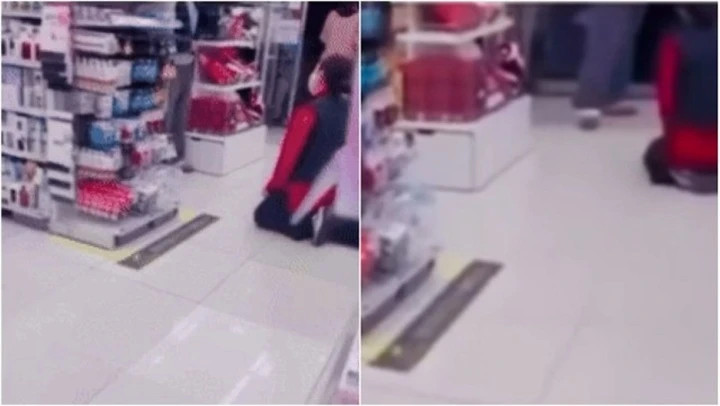 Nhân viên cửa hàng quỳ xin lỗi vì nhắc nhở trẻ con khiến phụ huynh nổi giận.