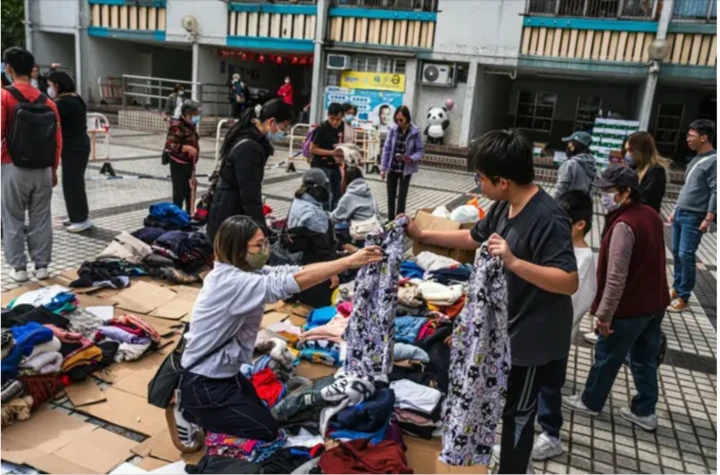 Các tình nguyện viên sắp xếp quần áo quyên góp gần chung cư Wang Fuk Court ở quận Tai Po, Hồng Kông, Trung Quốc, ngày 27/11. (Ảnh: Bloomberg)