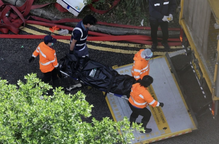 Lực lượng cứu di chuyển thi thể nạn nhân ra khỏi toà nhà. (Ảnh: Reuters)