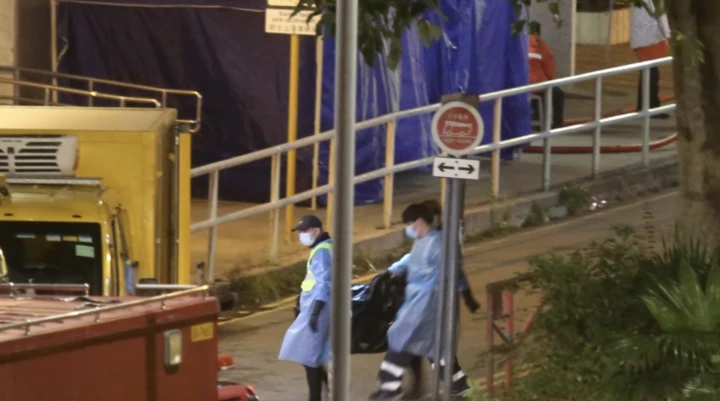 Thi thể nạn nhân được đựng trong túi to màu đen.