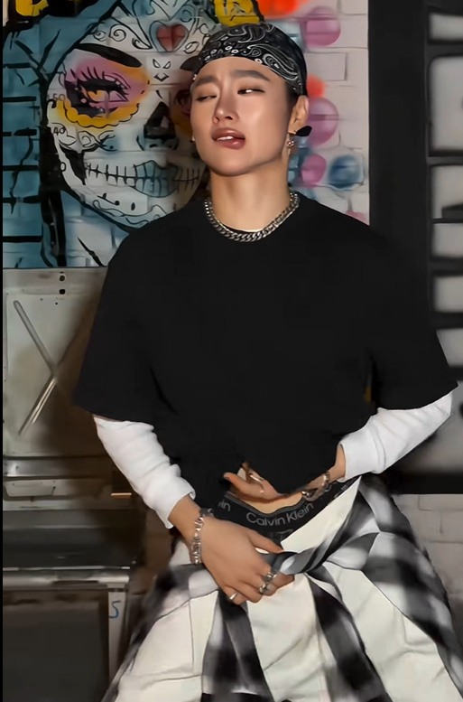 Angela Phương Trinh gây tranh vì tạo hình nam tính biểu cảm quá đà