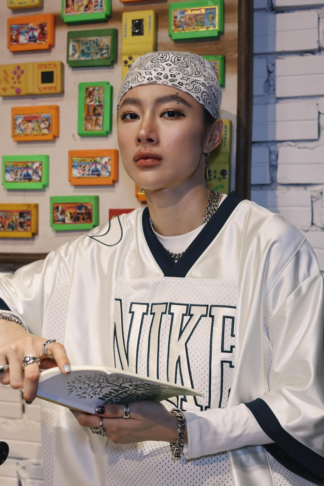 Angela Phương Trinh gây tranh vì tạo hình nam tính biểu cảm quá đà