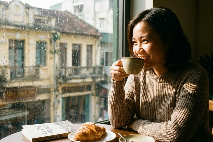 Nhiều người uống cà phê để tỉnh táo nhưng không biết giới hạn an toàn. (Ảnh minh hoạ)