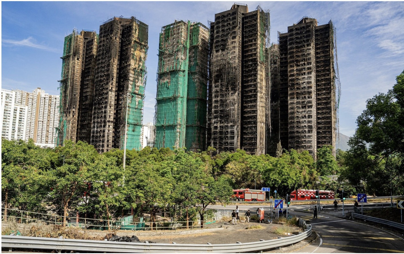 Hiện trường cụm chung cư Wang Fuk Court sau vụ hỏa hoạn. Ảnh: Bloomberg.