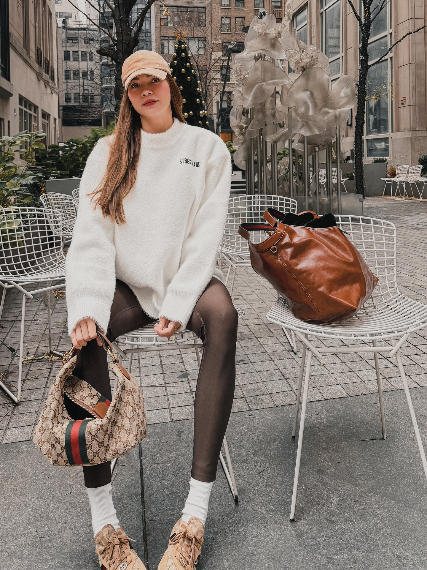 Hồ Ngọc Hà năng động với outfit dạo phố ở New York - Ảnh 2.