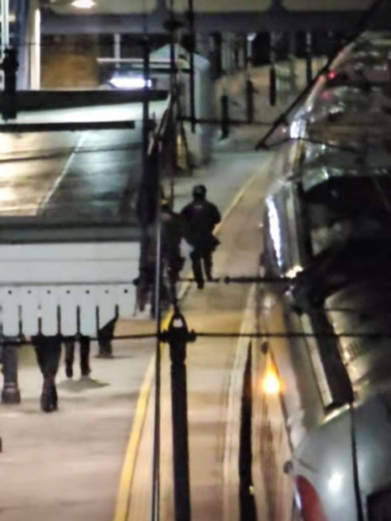 Đâm dao như “phim kinh dị” ở Anh - Ảnh 3.