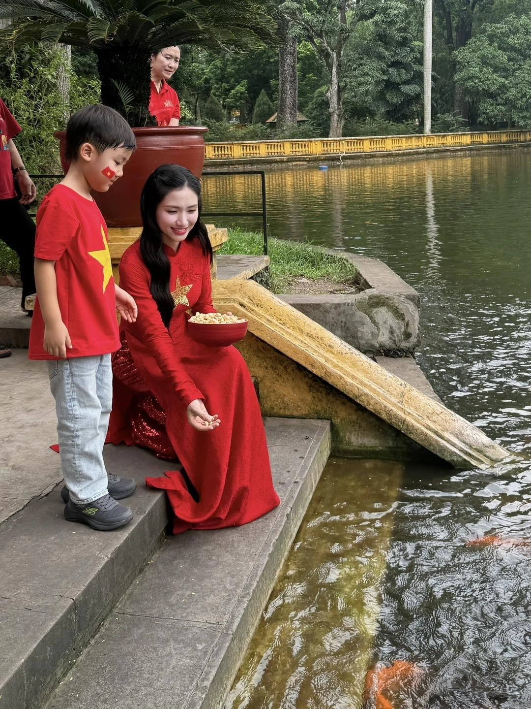 Hòa Minzy được khen nuôi dạy con trai cực khéo