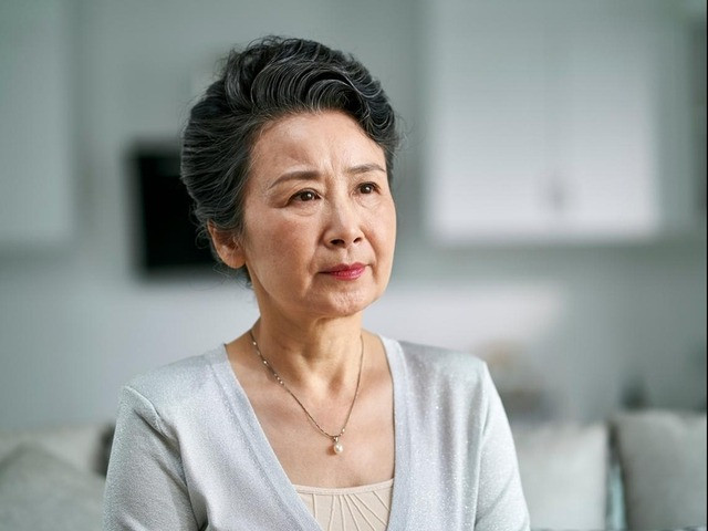 Nghỉ hưu, mẹ chuyển về sống cùng con: Tiền có đủ, chỉ thiếu một điều khiến bà ngã bệnh - Ảnh 1.