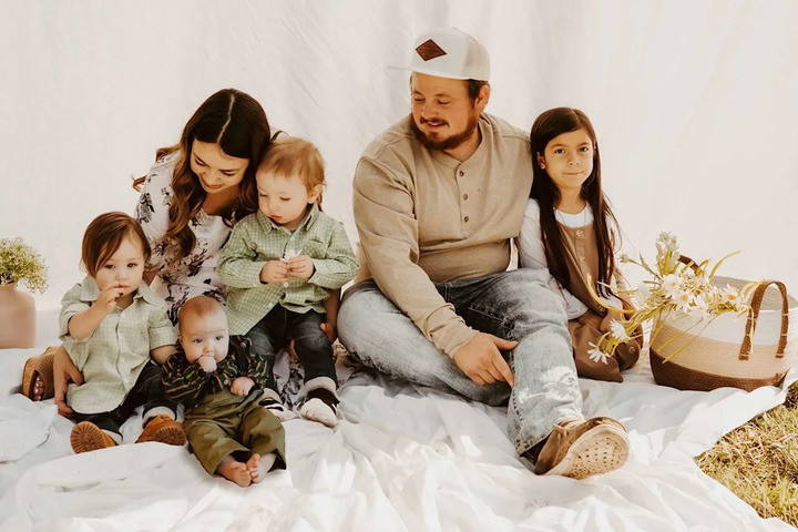 Dylan chụp ảnh bên vị hôn thê và 4 đứa con.