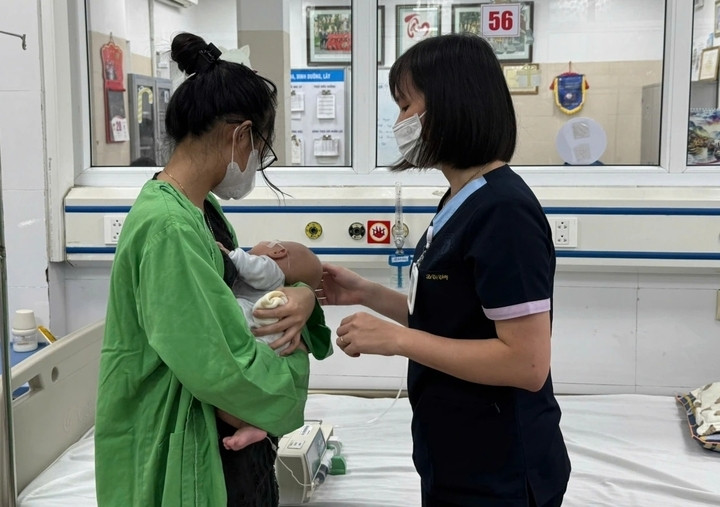 Bé Duy Nam đang được điều dưỡng hỏi thăm sức khỏe. (Ảnh: BVCC)