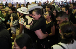 Người dân bày tỏ sự xúc động trong lễ tang của Thị trưởng Carlos Manzo, người bị bắn chết trong lễ hội “Ngày của Người chết”, tại Uruapan, Mexico, ngày 2/11/2025. (Ảnh: REUTERS)