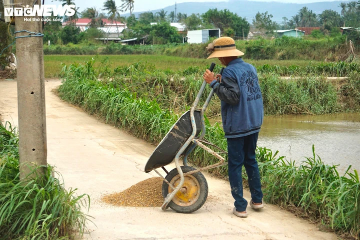 Chỉ kịp cứu chính mình, người đàn ông day dứt khi mất 3 người thân trong lũ - 4