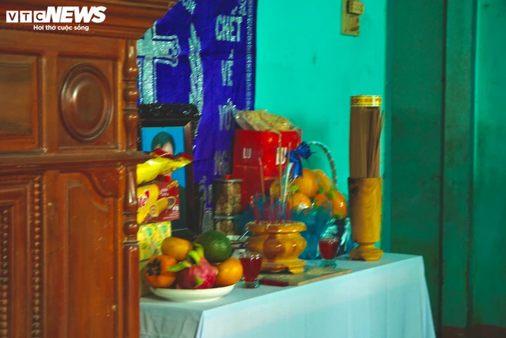 Chỉ kịp cứu chính mình, người đàn ông day dứt khi mất 3 người thân trong lũ - 5