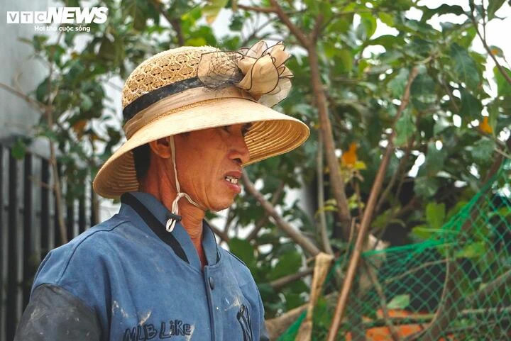 Chỉ kịp cứu chính mình, người đàn ông day dứt khi mất 3 người thân trong lũ - 2