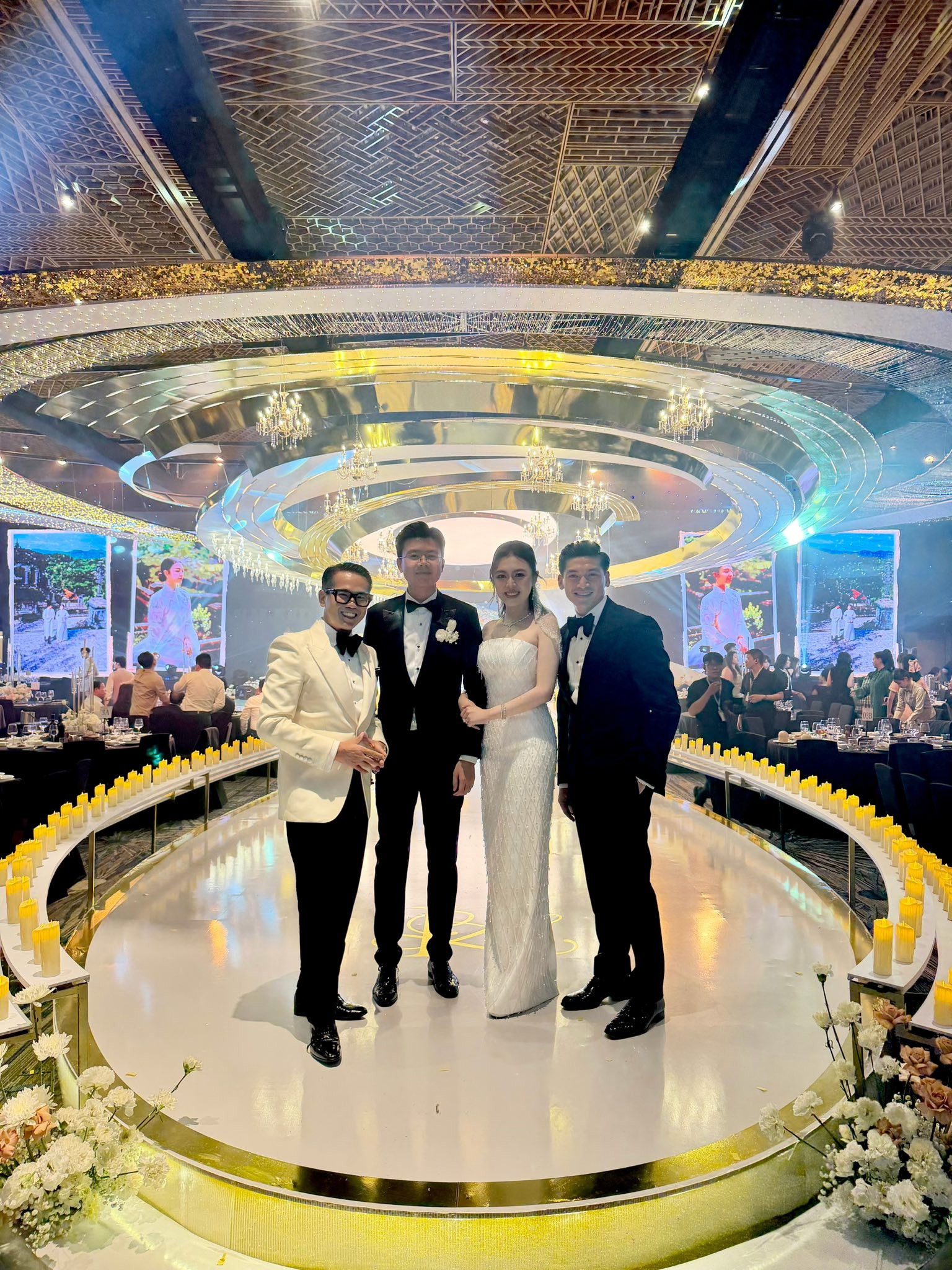 Bạn bè đồng loạt xả ảnh đám cưới của Phan Hoàng và tiểu thư gia tộc giàu có