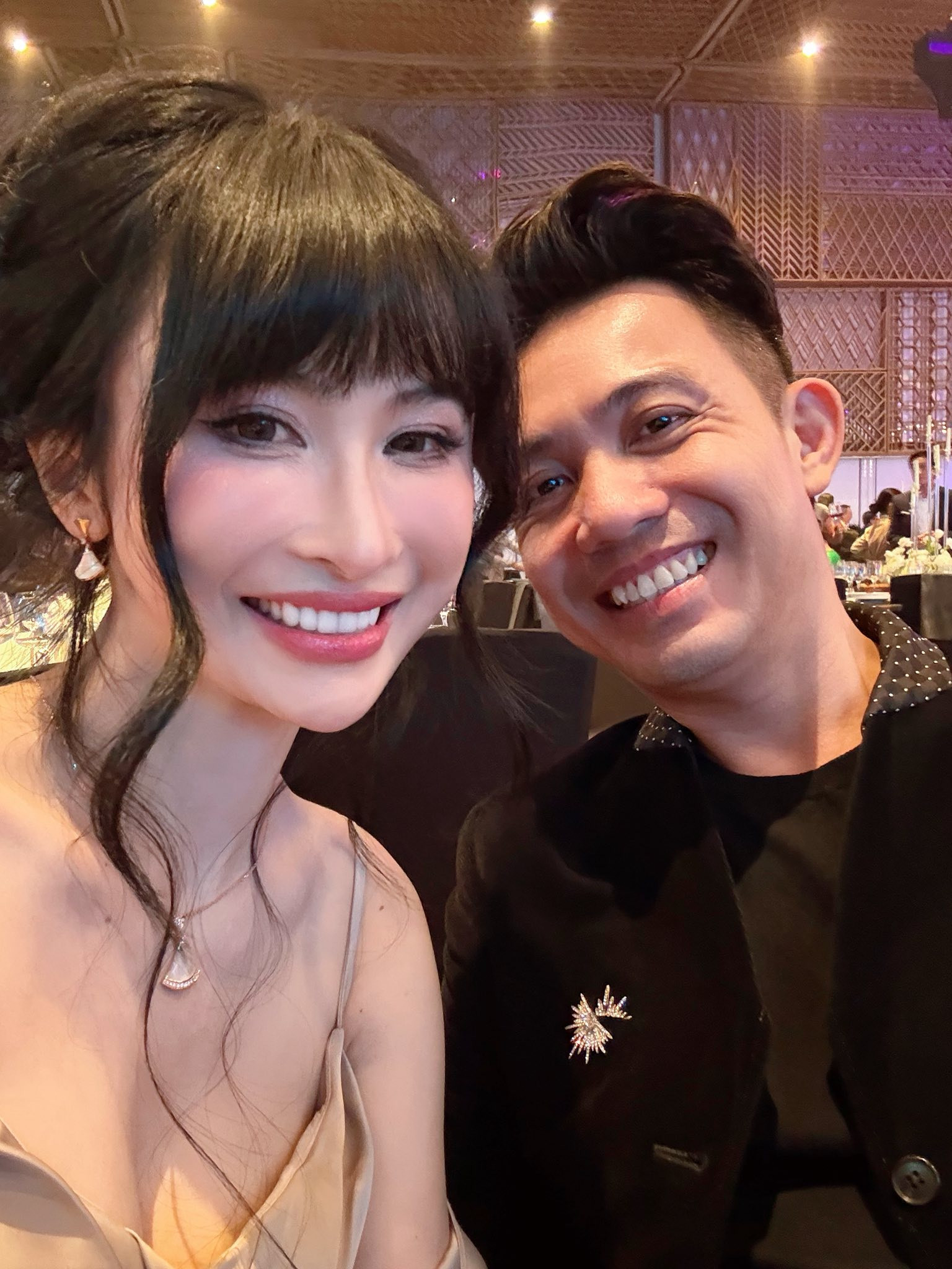 Bạn bè đồng loạt xả ảnh đám cưới của Phan Hoàng và tiểu thư gia tộc giàu có